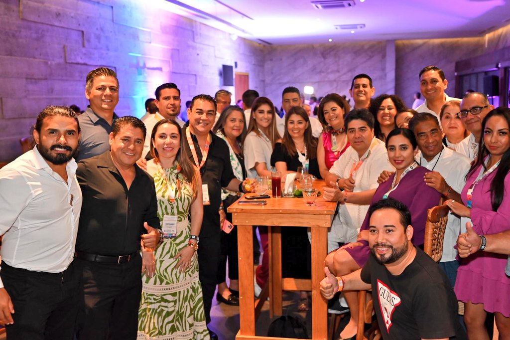 NexosTuristicos's tweet photo. 🔵 #AMAVCompraSegura | Una importante comitiva de socios de la Asociación Mexicana de Agencias de Viajes @AMAVNACIONAL procedentes de diversas filiales de todo #México, se encuentran en Boca del Río, Veracruz, participando activamente en la 6a edición del Tianguis Nacional de Pueblos Mágicos.

La comitiva de #AMAVNacional esta encabezada por su Presidente, Felipe Cervantes Vega y su Comité Directivo, quienes fueron invitados de honor en la inauguración oficial del evento que congrega a los 177 #PueblosMágicos de #Mexico, productos ideales para el turismo nacional e internacional ofertados por las diversas #AgenciasDeViajes afiliadas a #AMAV