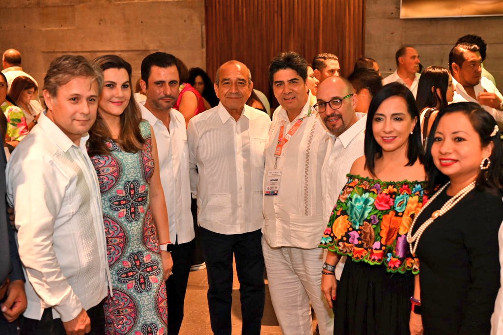 NexosTuristicos's tweet photo. 🔵 #AMAVCompraSegura | Una importante comitiva de socios de la Asociación Mexicana de Agencias de Viajes @AMAVNACIONAL procedentes de diversas filiales de todo #México, se encuentran en Boca del Río, Veracruz, participando activamente en la 6a edición del Tianguis Nacional de Pueblos Mágicos.

La comitiva de #AMAVNacional esta encabezada por su Presidente, Felipe Cervantes Vega y su Comité Directivo, quienes fueron invitados de honor en la inauguración oficial del evento que congrega a los 177 #PueblosMágicos de #Mexico, productos ideales para el turismo nacional e internacional ofertados por las diversas #AgenciasDeViajes afiliadas a #AMAV