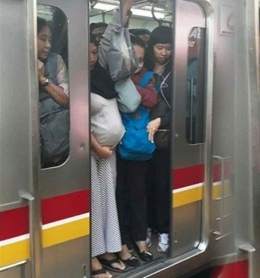 kalau alesannya begitu keluarga mulyono napa biarin ibu hamil lain sengsara di angkutan umum?