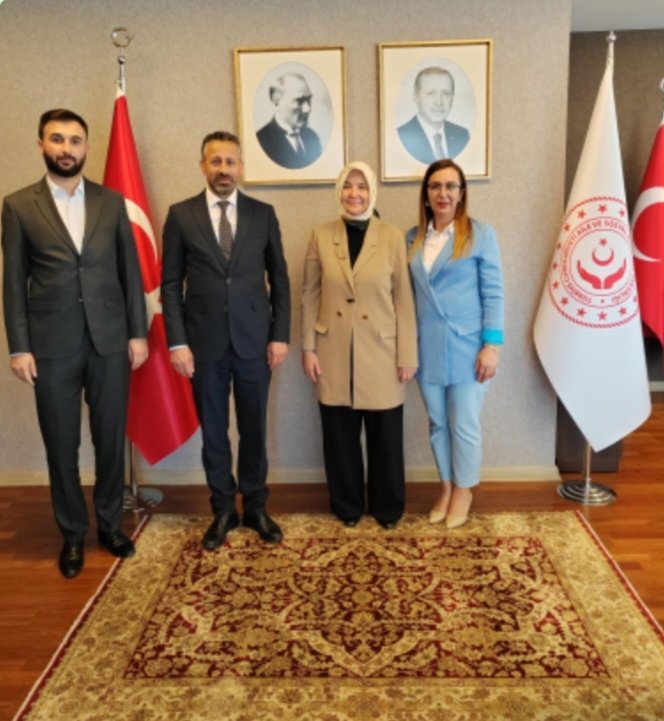 Aile ve Sosyal Hizmetler Bakan Yardımcımız. Sn. <a href="/LemanYenigunAk/">Leman Yenigun</a>’ü İl Başkanınız @ErsinYılmaz İlGençlik Kolları Başkanımız <a href="/EmrekaraKoyun/">emrekarakoyun</a> ile birlikte ziyaret ettik, 

Değerli ev sahipliği, misafirperverliği için Sn. Bakanımıza teşekkür ediyoruz.