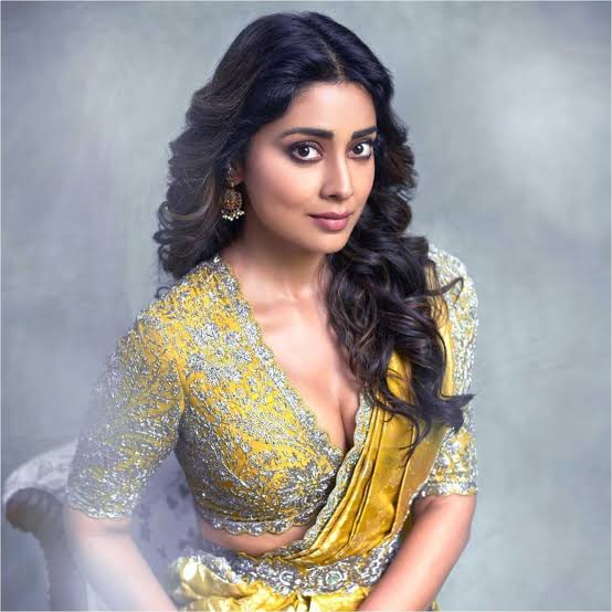 A Thread to know facts of Shriya🧵 #ShriyaSaran #HBDShriyaSaran

Shriya Saran is not just your ordinary celebrity – she is an enigmatic personality with her mesmerizing beauty and undeniable talent, Shriya has become one of the most beloved actresses in the film industry.