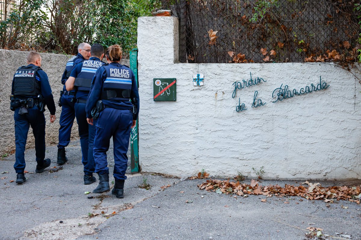 PMMarseille's tweet image. Sécurisation | Ce matin les agents de la base Centre et de la brigade environnement de la PM de @marseille sécurisaient les opérations de nettoyage du parc de la Blancarde suite au signalement d&apos;incidents. Ouverture du parc sans heurt. #policemunicipale #parcs #sécurité