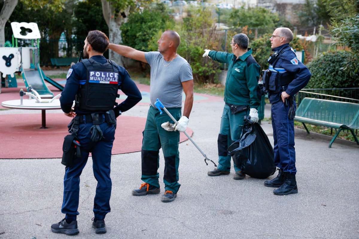 PMMarseille's tweet image. Sécurisation | Ce matin les agents de la base Centre et de la brigade environnement de la PM de @marseille sécurisaient les opérations de nettoyage du parc de la Blancarde suite au signalement d&apos;incidents. Ouverture du parc sans heurt. #policemunicipale #parcs #sécurité