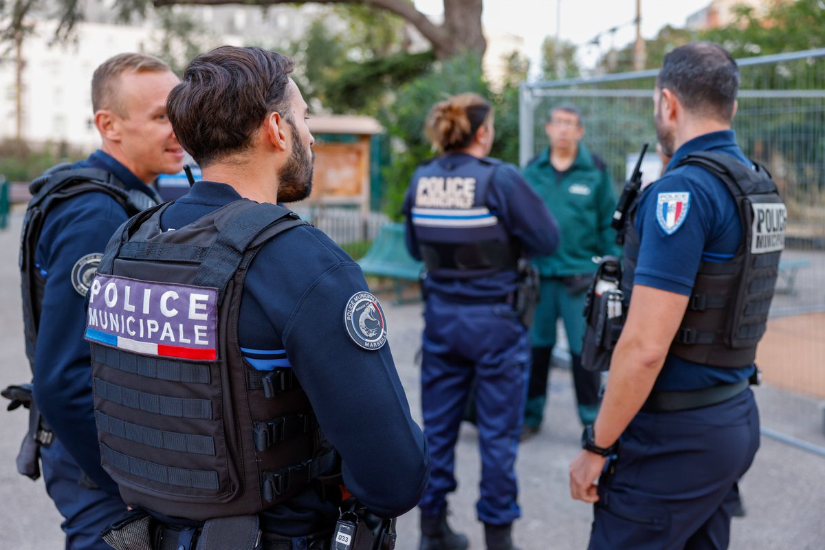 PMMarseille's tweet image. Sécurisation | Ce matin les agents de la base Centre et de la brigade environnement de la PM de @marseille sécurisaient les opérations de nettoyage du parc de la Blancarde suite au signalement d&apos;incidents. Ouverture du parc sans heurt. #policemunicipale #parcs #sécurité