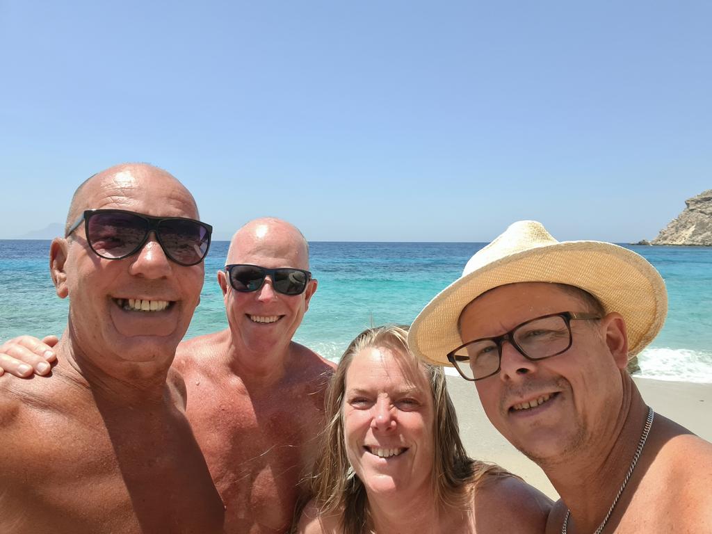 steffersline's tweet photo. Bästa vänner #lefkos 💙😎
(Bilden ngt år på nacken)
#nakenbad #nakis #nakenbadärbästabadet https://t.co/apFbnB0Mj6