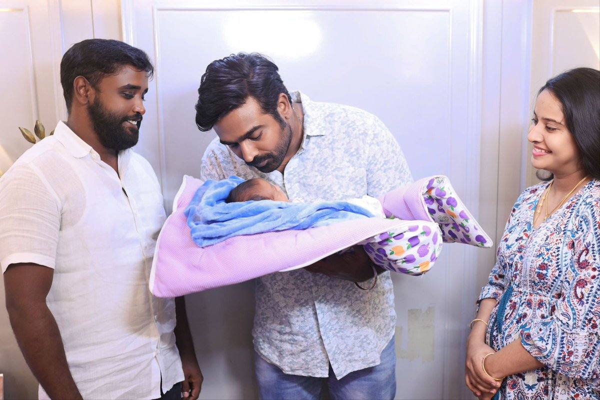 VJS_CUDDALORE's tweet photo. தன் ரசிகர் மன்றத்தின் அகில இந்திய செயலாளர் குமரனின் குழந்தைக்கு பெயர் சூட்டிய விஜய் சேதுபதி

#VijaySethupathi @VijaySethuOffl
@MakkalSelvanFC
@kumaran_VSP @cp_navinraj @VJS_CUDDALORE https://t.co/KuXNMBRdfn