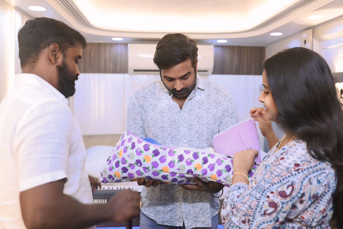 VJS_CUDDALORE's tweet photo. தன் ரசிகர் மன்றத்தின் அகில இந்திய செயலாளர் குமரனின் குழந்தைக்கு பெயர் சூட்டிய விஜய் சேதுபதி

#VijaySethupathi @VijaySethuOffl
@MakkalSelvanFC
@kumaran_VSP @cp_navinraj @VJS_CUDDALORE https://t.co/KuXNMBRdfn