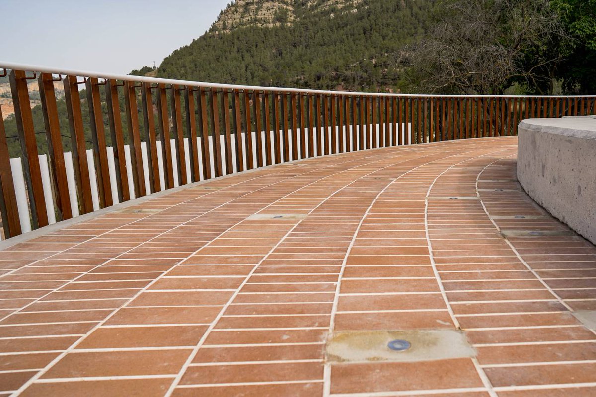 CERAMICS nos muestra hoy esta intervención de Javier López en Puebla de Arenoso, donde se recupera una antigua era para transformarla en un nuevo espacio de la localidad con unas vistas excepcionales sobre el río Mijares👉🏽 ov.ctac.es/r/172
#ceramiCSapp #miercolesdeceramica