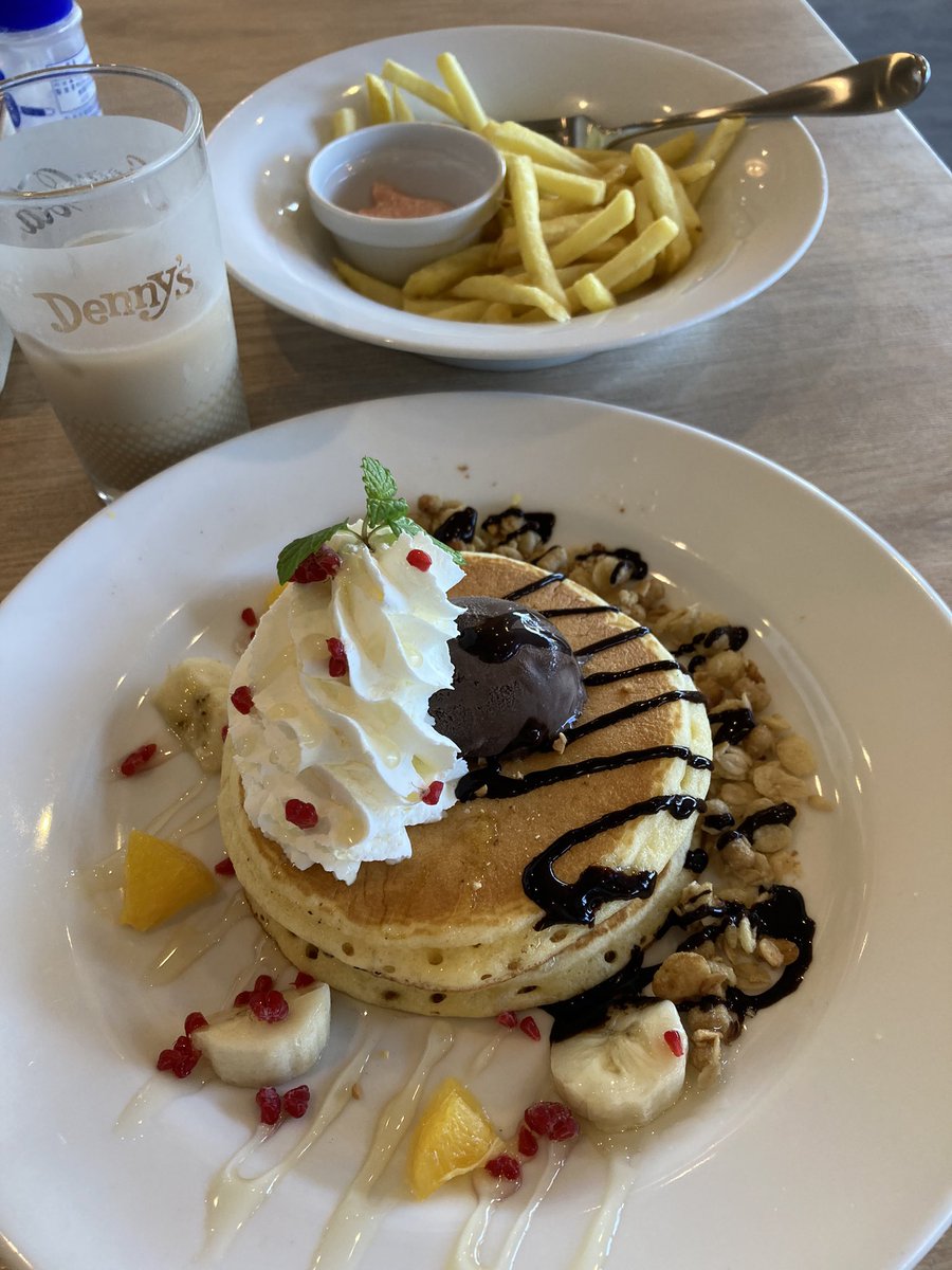 miniminijyunko's tweet image. 1人 #デニーズバースデーデザート
ドリンクバー飲みたいからマヨポテトもオーダー
バースデーデザート食べたら結構お腹いっぱいε= o(´〜｀;)o だがポテトには炭酸
この写真の後にメロンソーダ飲んでるﾌﾟﾌﾟ━(〃&amp;gt;З&amp;lt;)━ｯｯ!!!
誕生月は自分を甘やかそう(ﾉ`•ω•)و♡