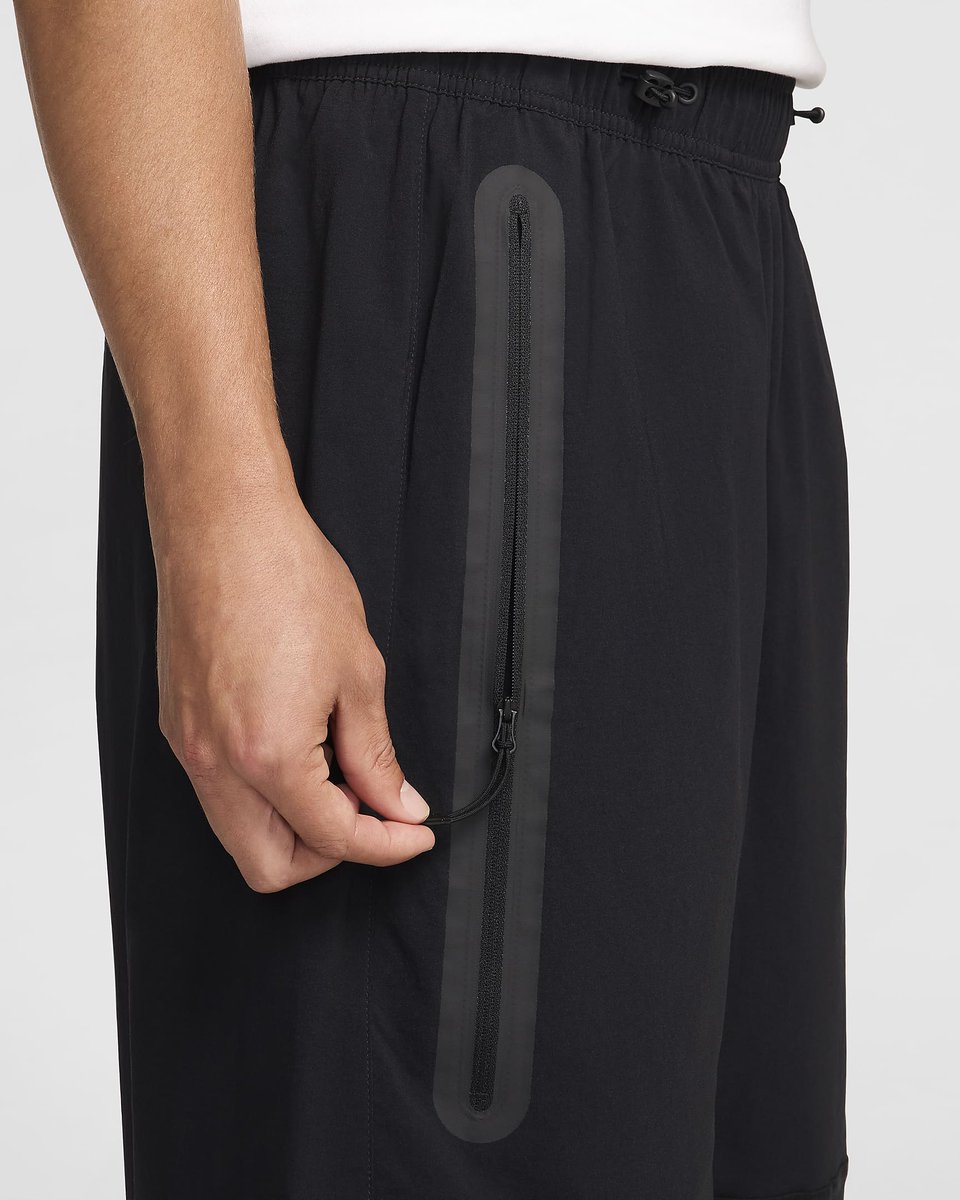 ナイキ テック/Nike Tech」スタイルを演出するオープンヘムパンツが