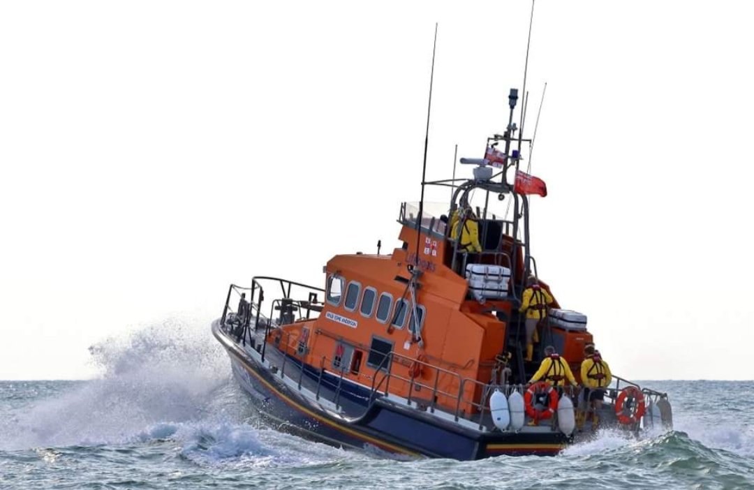 📟 Shout 124 📟
At 7:54pm Tues our ALB launched after a member of the public reported seeing an unknown object in the water just west of the Pier.
After a thorough search, an unlit buoy was located and this was confirmed to be the object in question.
#SavingLivesAtSea #RNLI