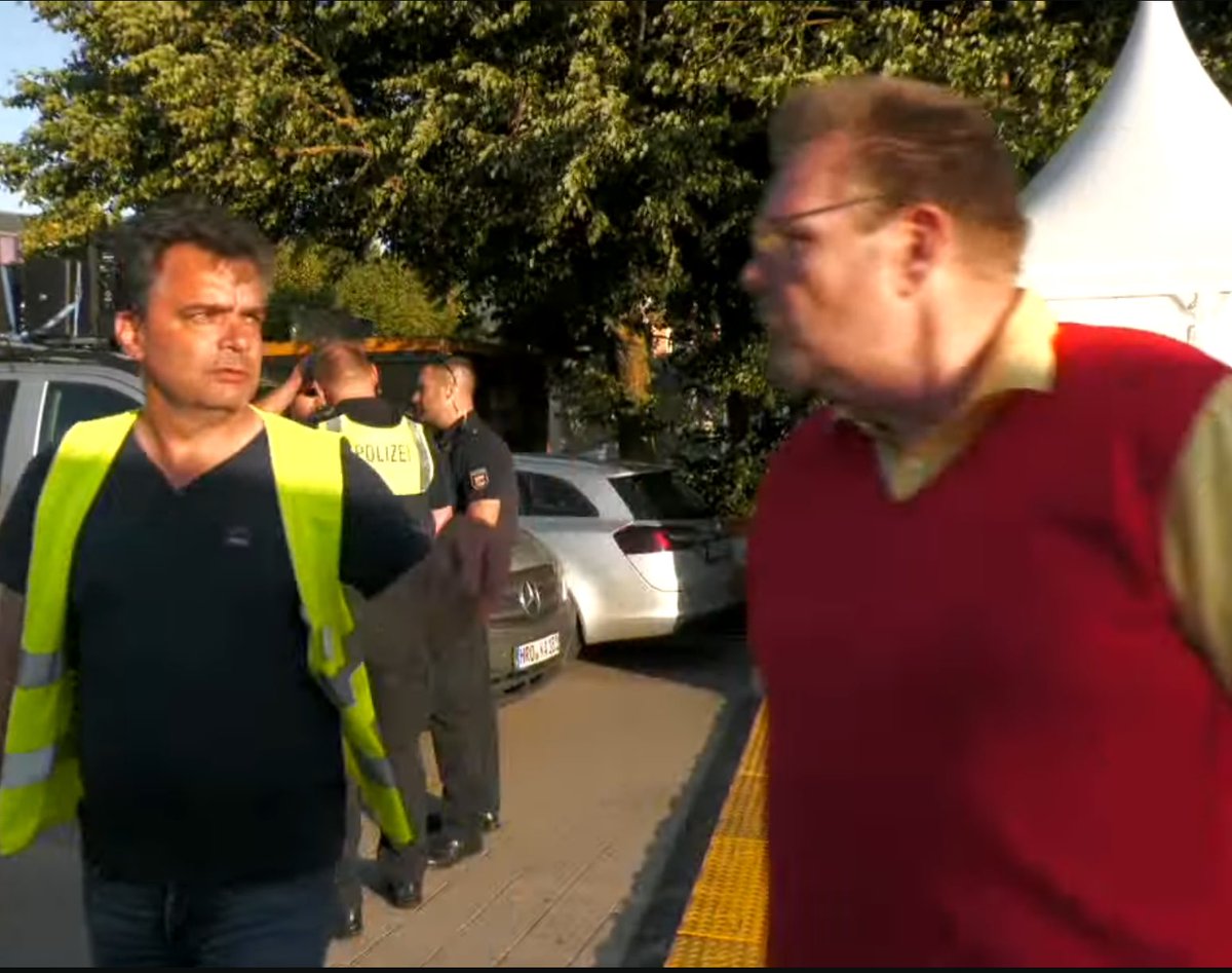 DerNorb's tweet photo. @tvorreyer @ilulzatm In #Rostock ist die #noAfD so schwach auf der Brust, dass sich die faschoaffine, selbsternannte „Friedensbewegung“ um #Kaufmann und #Lues die AfDer von außerhalb einladen muss…🙄 https://t.co/8qP8EWkdYg