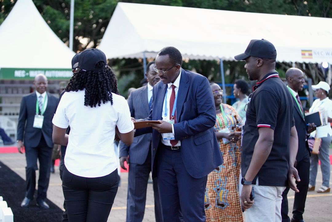 Rachealkyy's tweet photo. The Commissioner General of @URA_CG, Mr. John Musinguzi Rujoki, discovers the cutting-edge features of the Ugandan-made #KayoolaBuses at the #DefenceAndSecurityExpo. https://t.co/mnnPKI07ew