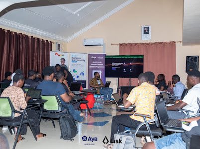 WikicatStalwart's tweet image. Next, a session by @HaqiAilara, Lisk Ambassador for 🇬🇭, doing more giveaways and taking us through a presentation on @Lisk.

@ukonu_o , CTO came in with the technical part, Building on @LiskHQ.I had to run away as a non-technical guy😂.

#LiskXAyaRoadshow
#onchainBuildersProgram