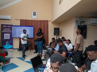 WikicatStalwart's tweet image. Next, a session by @HaqiAilara, Lisk Ambassador for 🇬🇭, doing more giveaways and taking us through a presentation on @Lisk.

@ukonu_o , CTO came in with the technical part, Building on @LiskHQ.I had to run away as a non-technical guy😂.

#LiskXAyaRoadshow
#onchainBuildersProgram