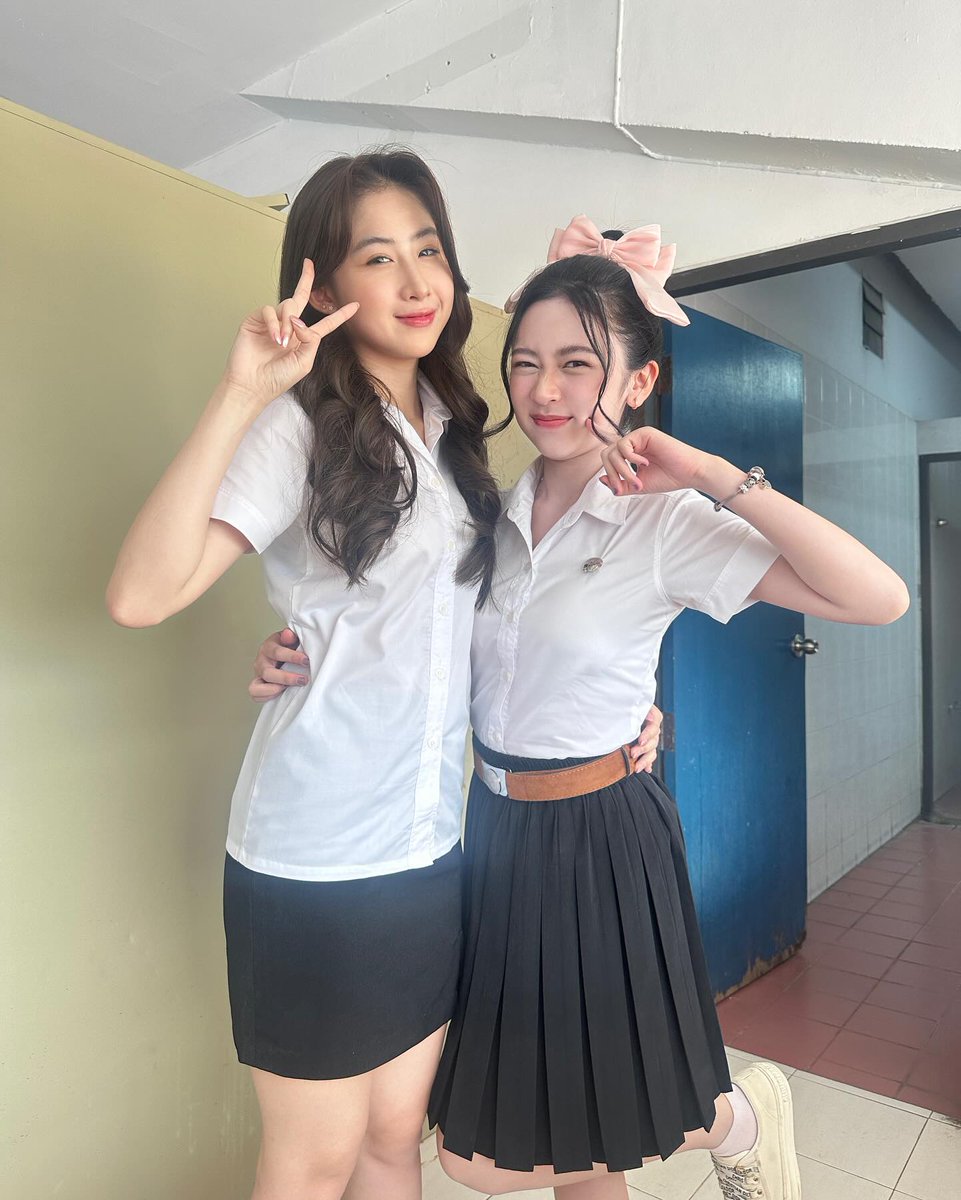 TheSapphicThing's tweet photo. Yoko with her R4U squad.
#FayeYoko #YokoApasra #Reverse4Yoko https://t.co/FYu5Hpoad5