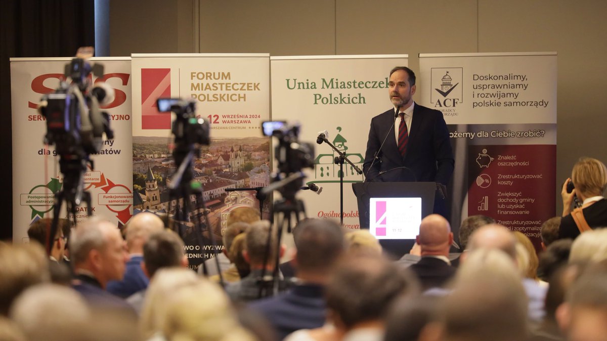 MRiTGOVPL's tweet image. Wiceminister @ignacyn wziął udział w inauguracji 4. edycji Forum Miasteczek Polskich: 💬 To na państwie ciąży obowiązek stworzenia takiego systemu, by wynikające z dyrektywy #EPBD cele zrealizować. Rola administracji centralnej to wsparcie procesu renowacji. Podejmujemy prace na