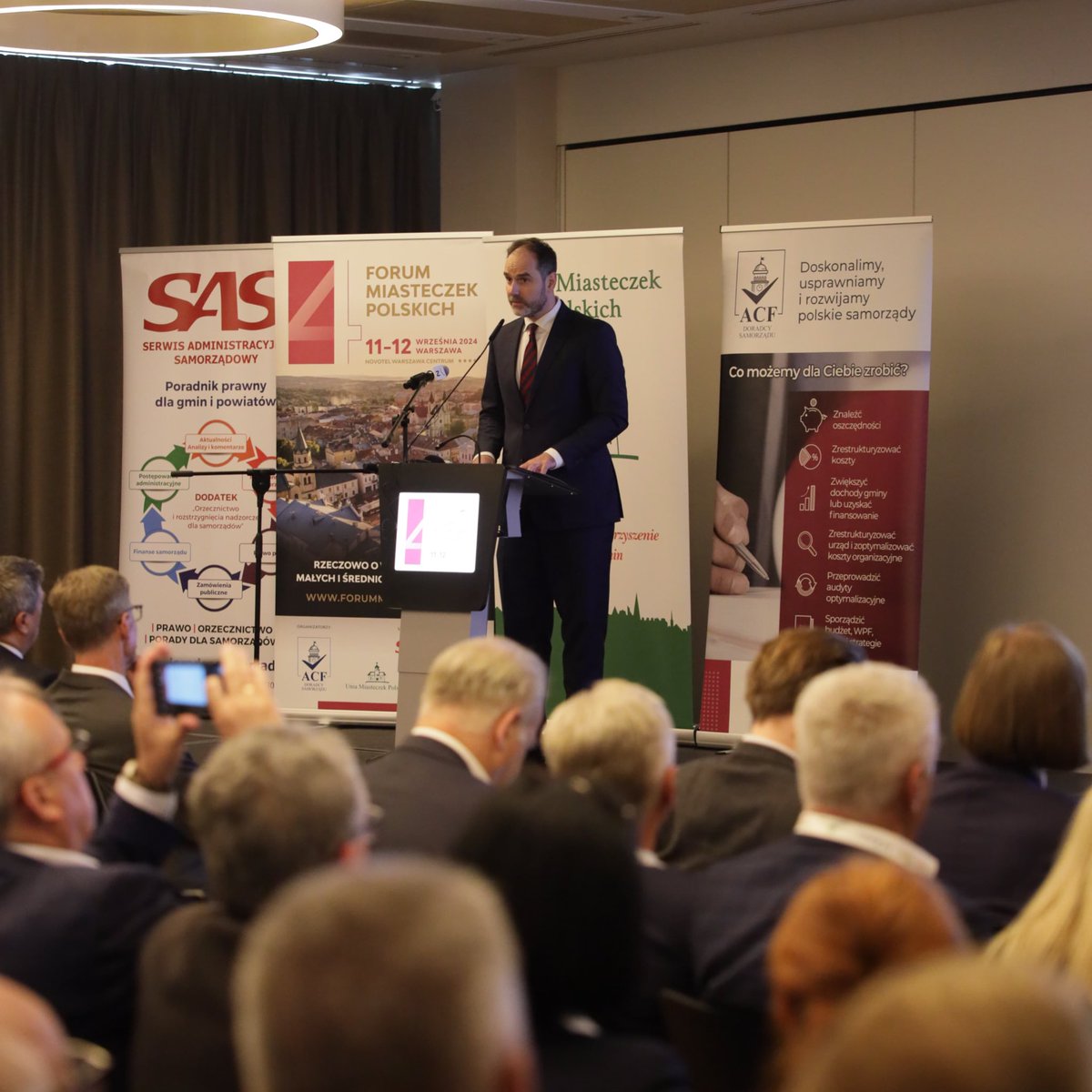 MRiTGOVPL's tweet image. Wiceminister @ignacyn wziął udział w inauguracji 4. edycji Forum Miasteczek Polskich: 💬 To na państwie ciąży obowiązek stworzenia takiego systemu, by wynikające z dyrektywy #EPBD cele zrealizować. Rola administracji centralnej to wsparcie procesu renowacji. Podejmujemy prace na
