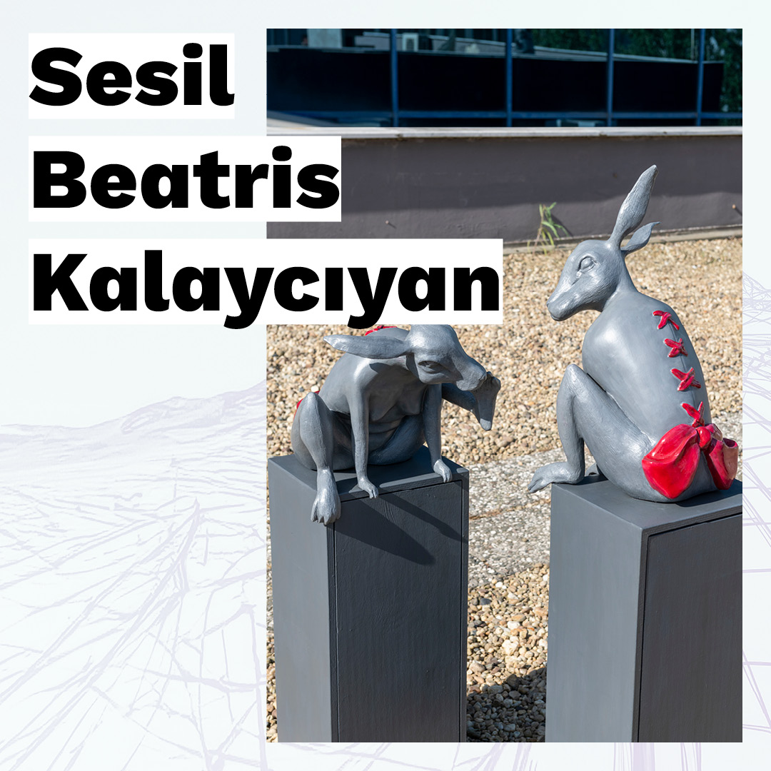 ElgizMuseum's tweet photo. "Evcilleştirme sürecidir aslında uygarlaşma dediğimiz şey. Bizi hayvansaldan ayırır, bedeni duyguları disipline ederek ilerler. Bir diğer taraftan da insan dışını ötekileştirdiği, hayvanlığa daha yakın kalmış aşamalara karşı nefret beslediği bir yaklaşım yaratarak meşruluğunu sağlamlaştırır."

-Sesil Beatris Kalaycıyan, Küçük Öteki, 2024

📷 Kayhan Kaygusuz      
16. Teras Sergimiz "Bir Düş'ün İzinde" 2 Kasım'a kadar, Salı-Cuma 10.00 – 17.00,   
Cumartesi 10.00 – 16.00 saatleri arasında Elgiz Müzesi'nde ziyaret edilebilir.     

Girişler ücretsizdir.      

#terraceexhibition #elgizmuseum #heykelsergisi