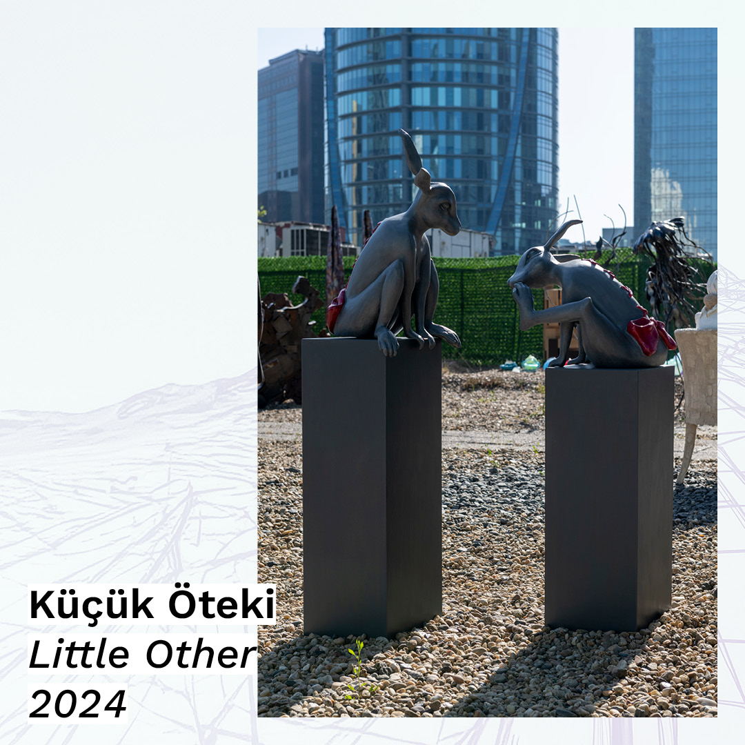 ElgizMuseum's tweet photo. "Evcilleştirme sürecidir aslında uygarlaşma dediğimiz şey. Bizi hayvansaldan ayırır, bedeni duyguları disipline ederek ilerler. Bir diğer taraftan da insan dışını ötekileştirdiği, hayvanlığa daha yakın kalmış aşamalara karşı nefret beslediği bir yaklaşım yaratarak meşruluğunu sağlamlaştırır."

-Sesil Beatris Kalaycıyan, Küçük Öteki, 2024

📷 Kayhan Kaygusuz      
16. Teras Sergimiz "Bir Düş'ün İzinde" 2 Kasım'a kadar, Salı-Cuma 10.00 – 17.00,   
Cumartesi 10.00 – 16.00 saatleri arasında Elgiz Müzesi'nde ziyaret edilebilir.     

Girişler ücretsizdir.      

#terraceexhibition #elgizmuseum #heykelsergisi