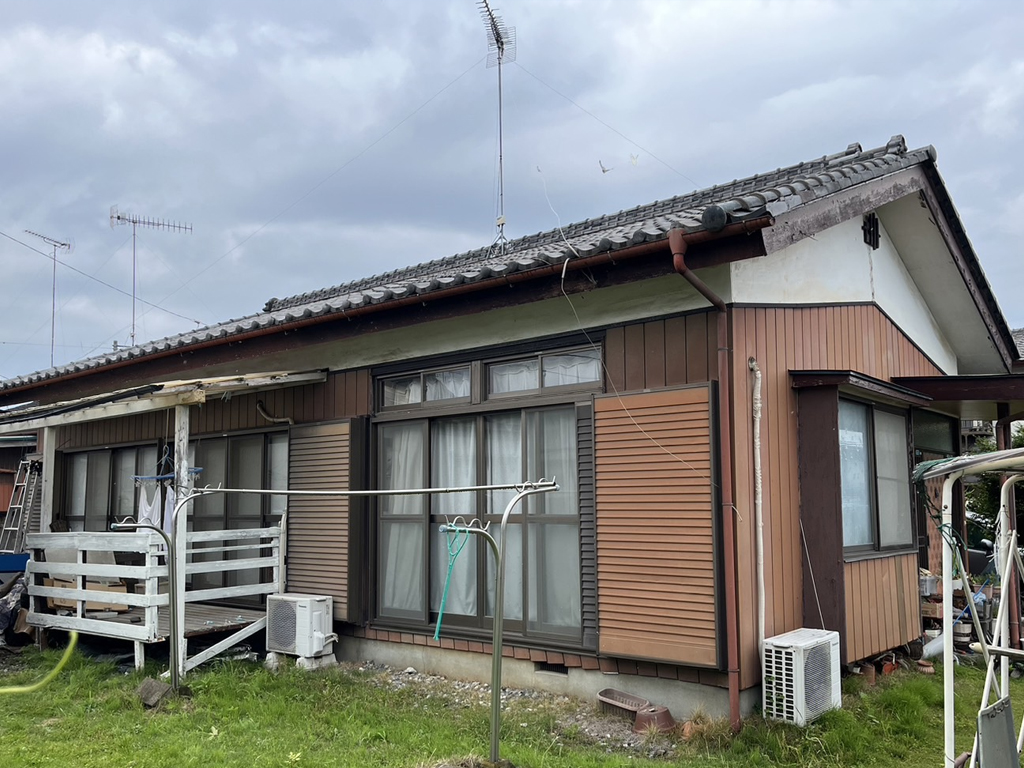 imagemakehouse's tweet photo. 古き良き我が家を蘇らせるリフォーム完了！
外壁カバー工法、屋根葺き替え、玄関ドア交換のリフォームが完了しました。大切な家が新しく生まれ変わり、まるで祖先が愛した時代の美しさが蘇りました。
#佐野市 #本庄市 #鴻巣市 #さいたま市 #リフォーム #DIY https://t.co/QKCSj0zPhF