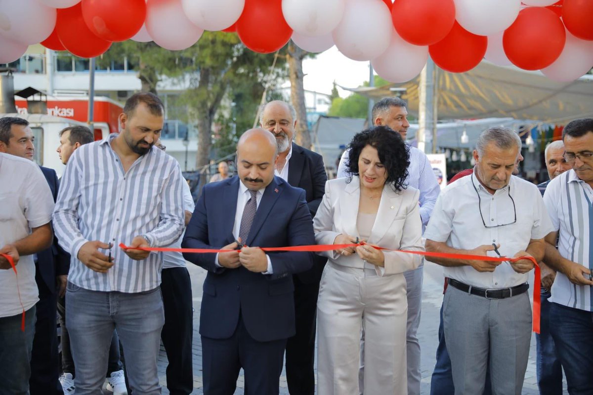 TCKinik's tweet photo. Kınık 8. Hasat Festivali ve Kurtuluş Etkinlikleri kapsamında Kaymakamımız Sayın Onur ALİMOĞLU, Belediye Başkanı Sayın Sema BODUR ve protokol üyeleriyle birlikte stand açılışı gerçekleştirdi ve etkinlikler kapsamında düzenlenen konsere katılım sağladı. https://t.co/UjXA0MmImd