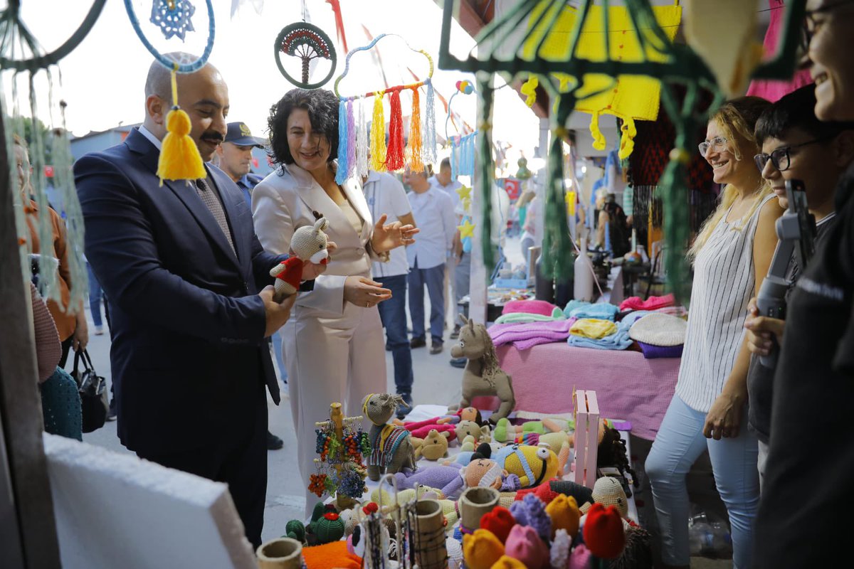TCKinik's tweet photo. Kınık 8. Hasat Festivali ve Kurtuluş Etkinlikleri kapsamında Kaymakamımız Sayın Onur ALİMOĞLU, Belediye Başkanı Sayın Sema BODUR ve protokol üyeleriyle birlikte stand açılışı gerçekleştirdi ve etkinlikler kapsamında düzenlenen konsere katılım sağladı. https://t.co/UjXA0MmImd