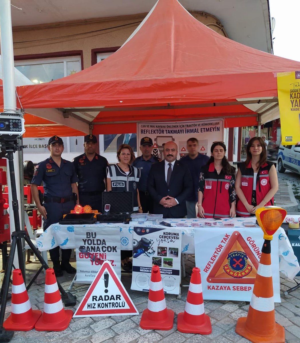 TCKinik's tweet photo. Kınık 8. Hasat Festivali ve Kurtuluş Etkinlikleri kapsamında Kaymakamımız Sayın Onur ALİMOĞLU, Belediye Başkanı Sayın Sema BODUR ve protokol üyeleriyle birlikte stand açılışı gerçekleştirdi ve etkinlikler kapsamında düzenlenen konsere katılım sağladı. https://t.co/UjXA0MmImd