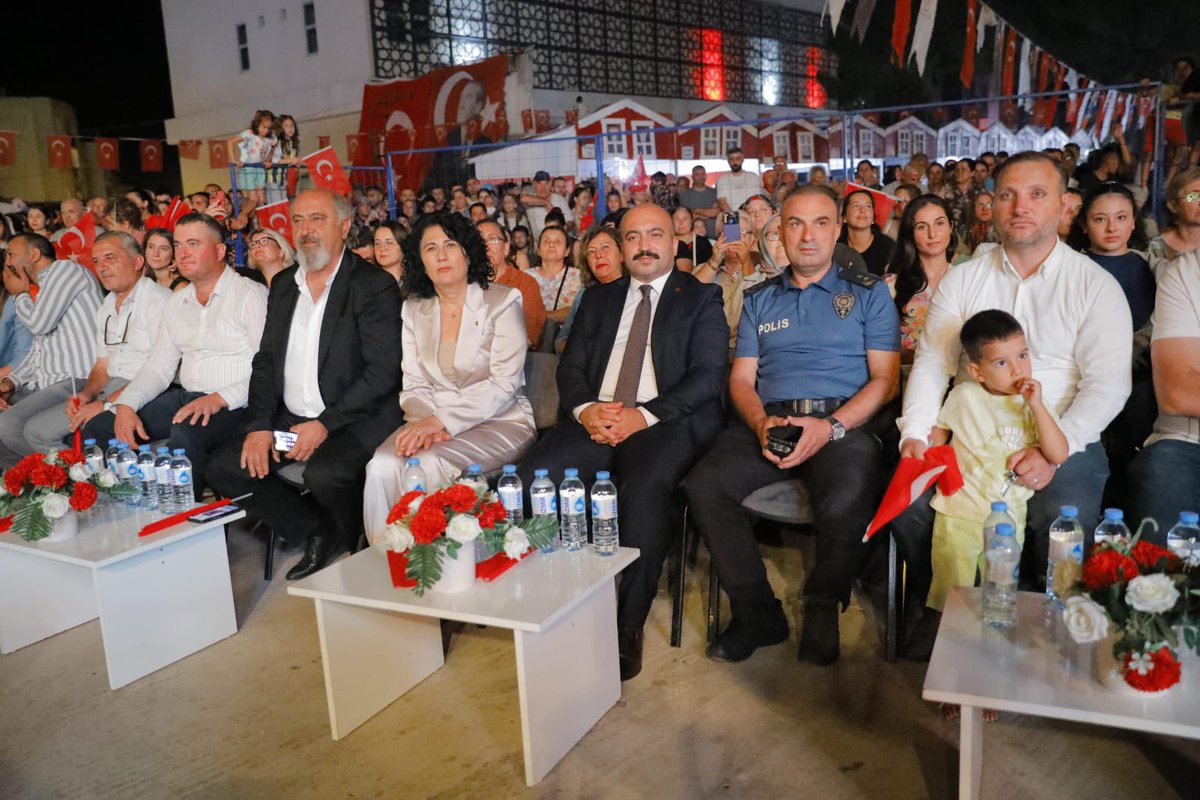 Kınık 8. Hasat Festivali ve Kurtuluş Etkinlikleri kapsamında Kaymakamımız Sayın Onur ALİMOĞLU, Belediye Başkanı Sayın Sema BODUR ve protokol üyeleriyle birlikte stand açılışı gerçekleştirdi ve etkinlikler kapsamında düzenlenen konsere katılım sağladı.