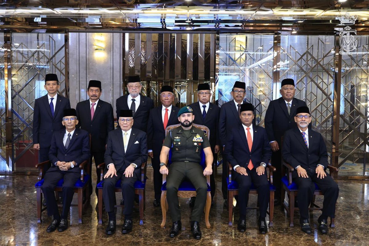 HRHJohorII's tweet photo. Duli Yang Amat Mulia Tunku Mahkota Ismail, Pemangku Sultan Johor terima mengadap barisan Ahli-Ahli Penasihat Jumaah Majlis DiRaja Johor yang diketuai oleh YB Dato’ Dr. Abdul Rahim Ramli, Yang Dipertua Jumaah Majlis Diraja Johor pada hari ini, 11 September 2024.

Dalam pertemuan ini, pelbagai perkara dan isu-isu penting disampaikan kepada DYAM Pemangku Sultan Johor dan dibincangkan. Allah Peliharakan Sultan.

———

His Royal Highness Tunku Ismail, The Regent of Johor received in audience the Johor Council of Royal Court Members led by Johor Council of Royal Court President YB Dato’ Dr. Abdul Rahim Ramli today, 11 September 2024.

Various state related matters and urgent issues were presented and discussed with HRH The Regent of Johor during the meeting. Allah Peliharakan Sultan.