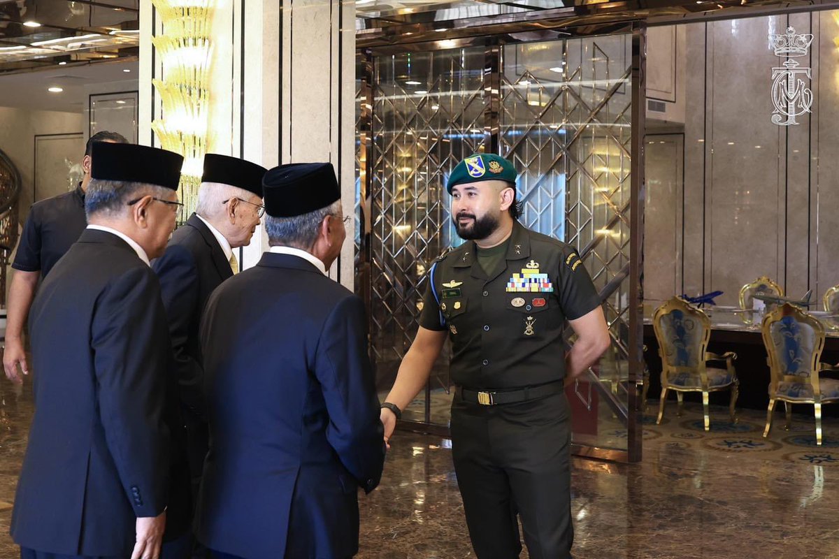 HRHJohorII's tweet photo. Duli Yang Amat Mulia Tunku Mahkota Ismail, Pemangku Sultan Johor terima mengadap barisan Ahli-Ahli Penasihat Jumaah Majlis DiRaja Johor yang diketuai oleh YB Dato’ Dr. Abdul Rahim Ramli, Yang Dipertua Jumaah Majlis Diraja Johor pada hari ini, 11 September 2024.

Dalam pertemuan ini, pelbagai perkara dan isu-isu penting disampaikan kepada DYAM Pemangku Sultan Johor dan dibincangkan. Allah Peliharakan Sultan.

———

His Royal Highness Tunku Ismail, The Regent of Johor received in audience the Johor Council of Royal Court Members led by Johor Council of Royal Court President YB Dato’ Dr. Abdul Rahim Ramli today, 11 September 2024.

Various state related matters and urgent issues were presented and discussed with HRH The Regent of Johor during the meeting. Allah Peliharakan Sultan.