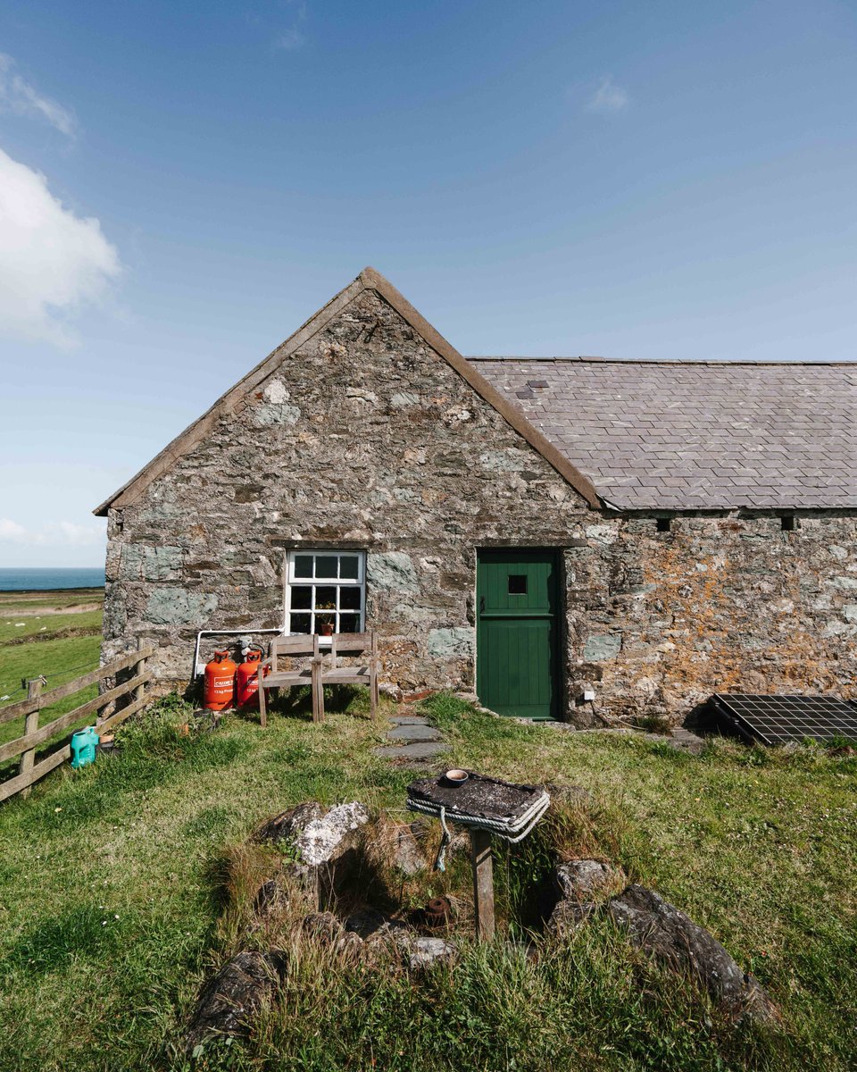 Ffansi gwyliau munud olaf?
Mae Llofft Plas ar gael am 35% llai!

Dyddiad: Dydd Sadwrn yma, 14 o Fedi.

#ynysenlli #enlli #gwyliau #ymlacio #natur #adar #morloi