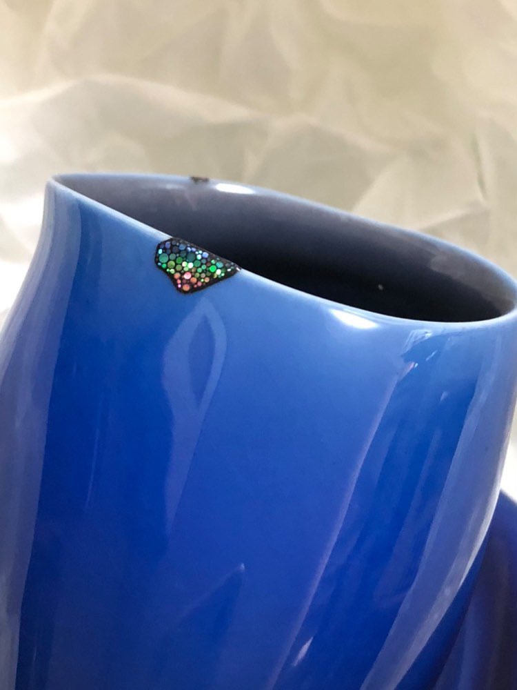 金継ぎ依頼、被災による損傷と伺いました。地の青が澄んだ空に見えたので、迷うことなく虹を架けました。

#螺鈿
#金継ぎ
#漆芸