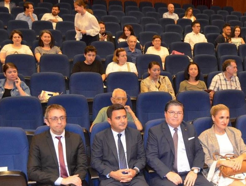 EmbChileTurquia's tweet photo. El día 10 de septiembre, @EmbChileTurquia conmemoró el día nacional con un concierto del guitarrista Carlos Cid, en el Centro de Arte Contemporáneo Doğan Taşdelen de #Ankara. @diracchile @Minrel_Chile @culturas_cl @cankayabelediye 
#Chile  #Cancaya #Türkiye https://t.co/A09pQfhZPi