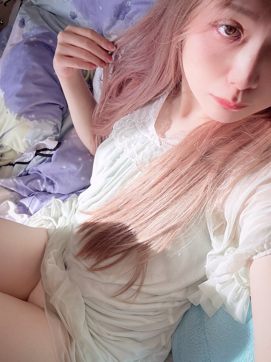 空调吹的有点冷，晒晒太阳，反正白，无所畏惧
#男娘 #伪娘 #药娘