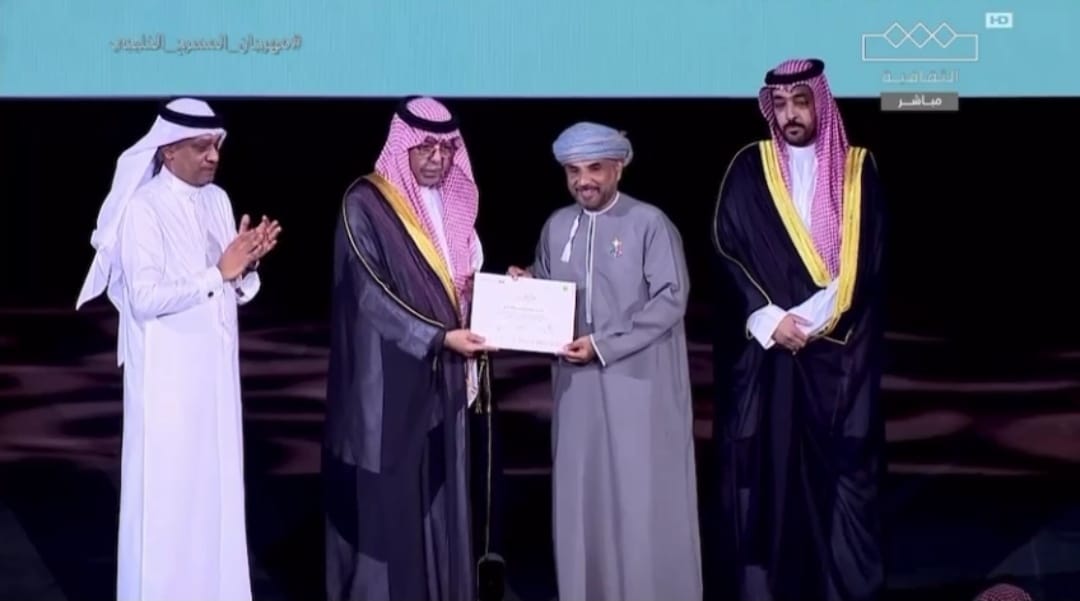 في الوقت نفسه الذي كان المنتخب العماني يخسر امام كوريا كان المسرح العماني يكرم بالرياض ولو انفقنا على الثقافه  والادب  نصف ما ننفقه على الكره العمانية  لفزنا بجائزة نوبل 
#ارحل_يا_سالم_الوهيبي