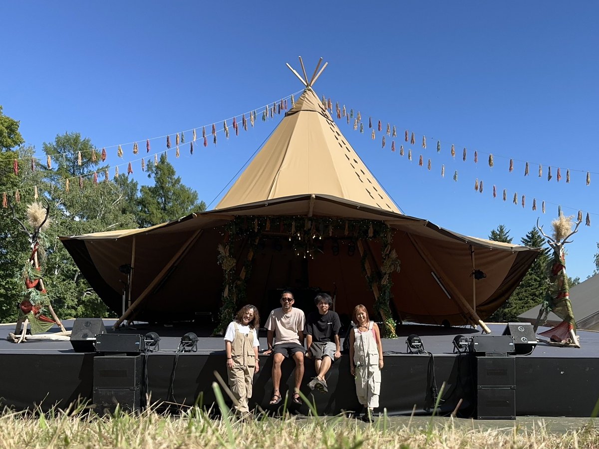 bonchi fes.FURANO

装飾②
フォレストステージ装飾

8月のRSRでも装飾させていただいた
tentipi社のストラタス

今回は初のステージでの使用
通常のステージとは装飾方法は変わるけど
支柱が木で装飾物の固定がスムーズに

間口の高さもテント設営チームのアイディアで綺麗にまとまってました

装飾は