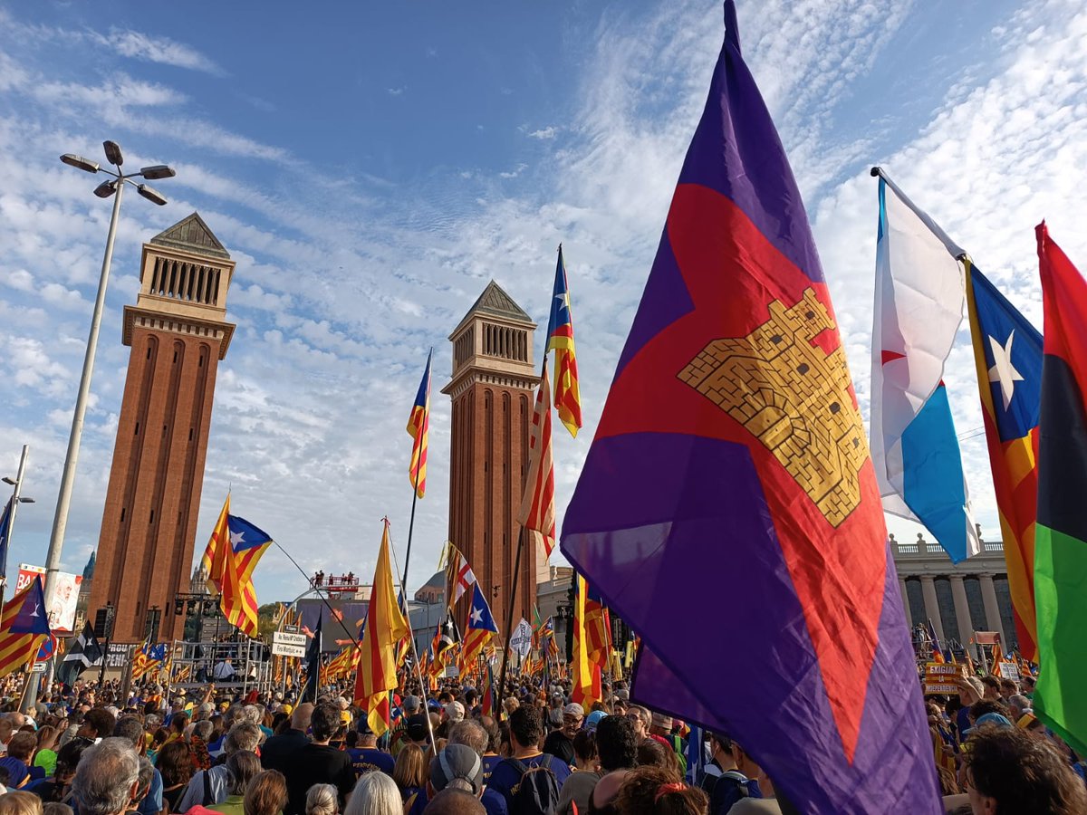 Un año más queremos desear una buena #Diada #Diada2024 #DiadaNacional de movilización y reivindicación, a quienes siguen trabajando y fortaleciendo el movimiento republicano e independentista catalán frente al régimen monarquico del 78, en cualquiera de sus versiones.
1/2