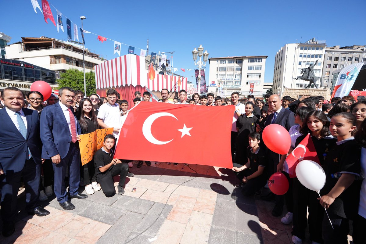 📍Gazi şehrimiz Gaziantep’teyiz.

Bakanlığımız ile Aile ve Sosyal Hizmetler Bakanlığının iş birliğiyle gerçekleştirdiğimiz Bilinçle İlerleme Zamanı projesi kapsamında Azerbaycan Eğitim Bakanı Sayın Emin Emrullayev, Valimiz Kemal Çeber, veli ve öğrencilerimizle proje kapsamında