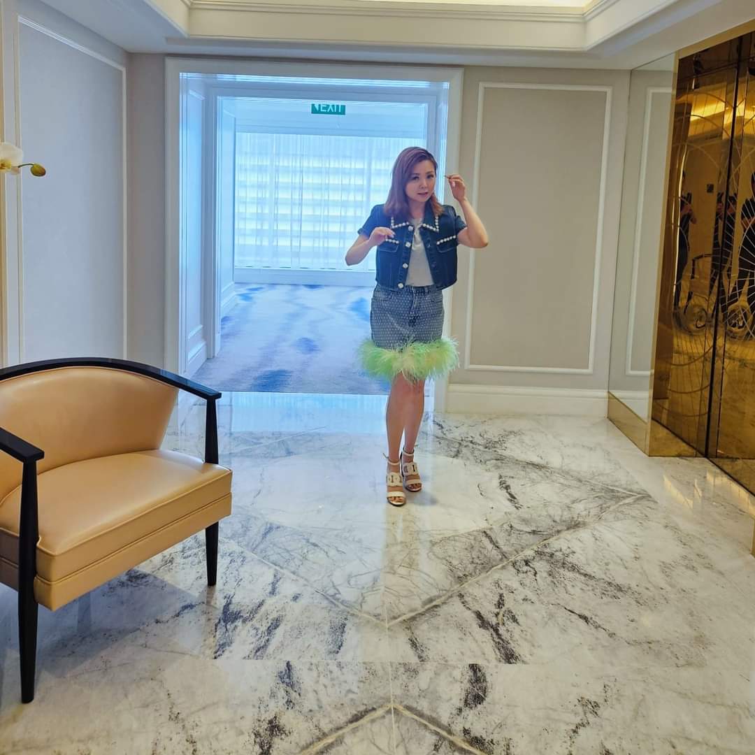 Sumpah ini istri CEO ny bentukannya kaya ai2 mlm yg tajir modal duit downline, trus duit hasil meres downline yg dia ajak ke skema ponzi nya secara paksa tuh dipake buat beli baju mahal dengan taste yg super tacky bgt 💀