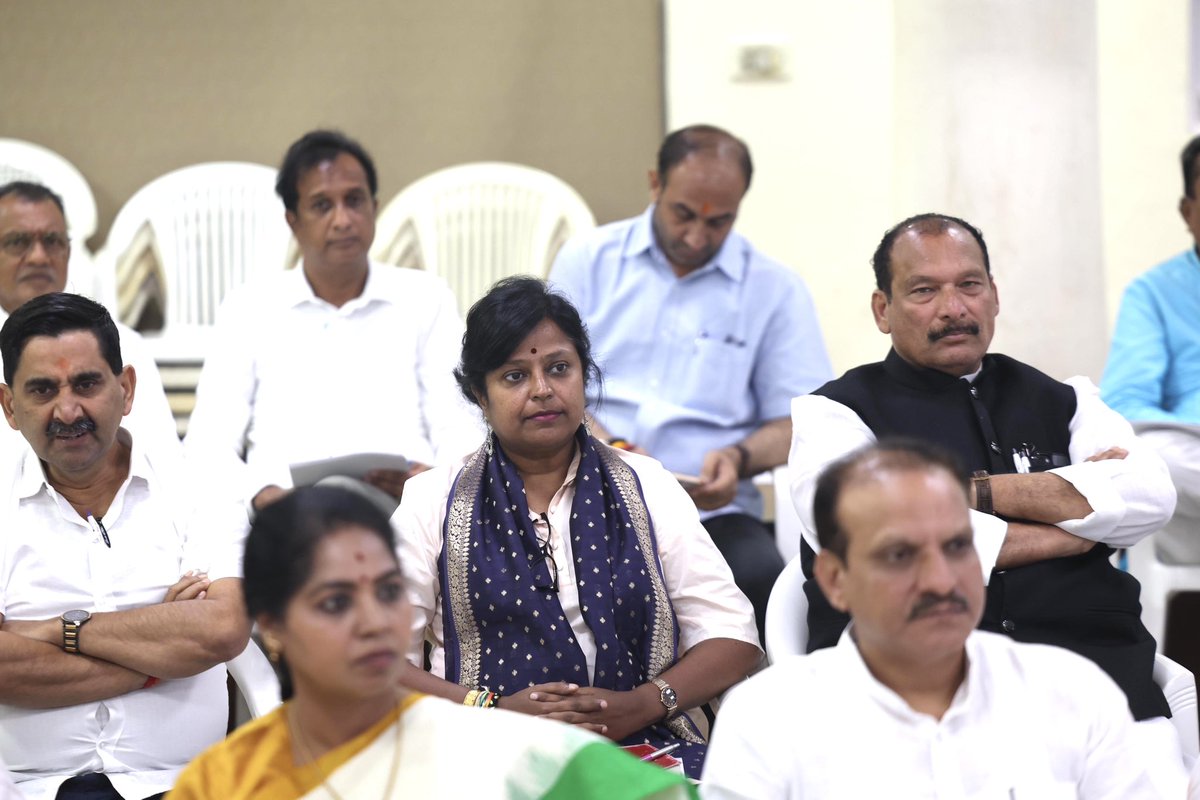 KotaNeelima's tweet image. Congress party is gearing up to win the upcoming assembly elections. I attended the orientation session for Election Observers at AICC, brilliantly conducted by Shri @s_kanth and presided by Shri Mallikarjuna @kharge and Shri @kcvenugopalmp.

My thanks to the senior leadership of…