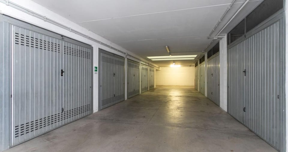 ArchitettoClub's tweet photo. Box e posti auto, prezzi ancora in salita (e quasi la metà compra per affittarli): Secondo le analisi dell’Ufficio Studi Gruppo Tecnocasa, nella seconda parte del 2023 nelle grandi città i prezzi dei box sono in aumento dell’1,3%, i posti auto dell’1,2 https://t.co/hYii5Wl5ce https://t.co/D7Ga23xhGx