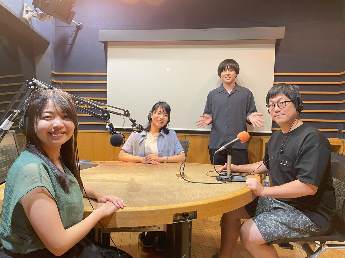 JFNラジオCMコンテスト2024

近畿ブロックで2年連続のブロック賞を受賞した
立命館大学🏫熊谷静太郎さんに
賞状と賞金が手渡されました✨

熊谷さんと一緒にラジオCMを制作した
FM大阪📻での贈賞式です🏅

作品タイトルは「野球の話？」
ぜひ聴いてみてー🎶
👇👇👇
jfn.co.jp/cmc/
#JFN