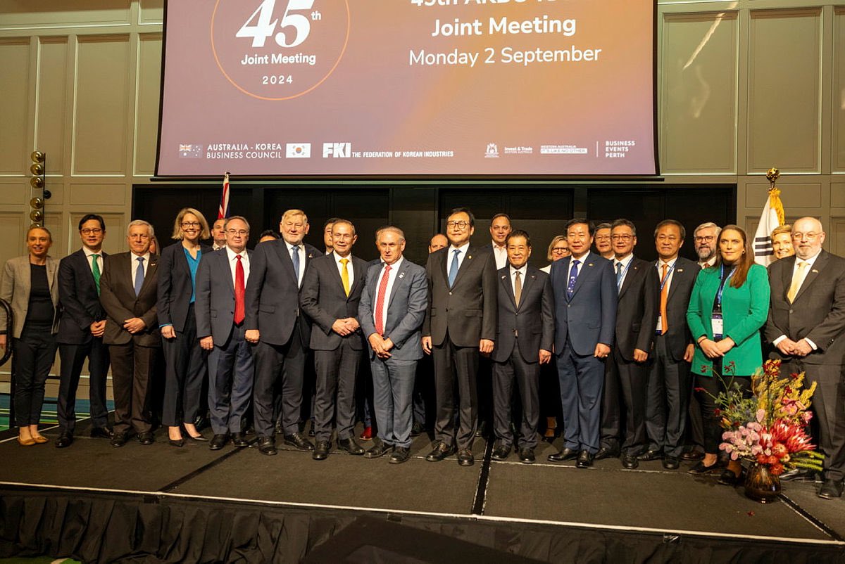 AusAmbROK's tweet photo. Close #partnerships between 🇦🇺🇰🇷 #business communities are at the heart of our relationship. A pleasure to see these partnerships continue to strengthen at the 45th AKBC-KABC Joint Meeting in 🇦🇺 #Perth and to welcome 🇰🇷 Trade Minister Cheong to #Australia. #AKBC #AUSROK 🤝 https://t.co/pJSItTE1oJ