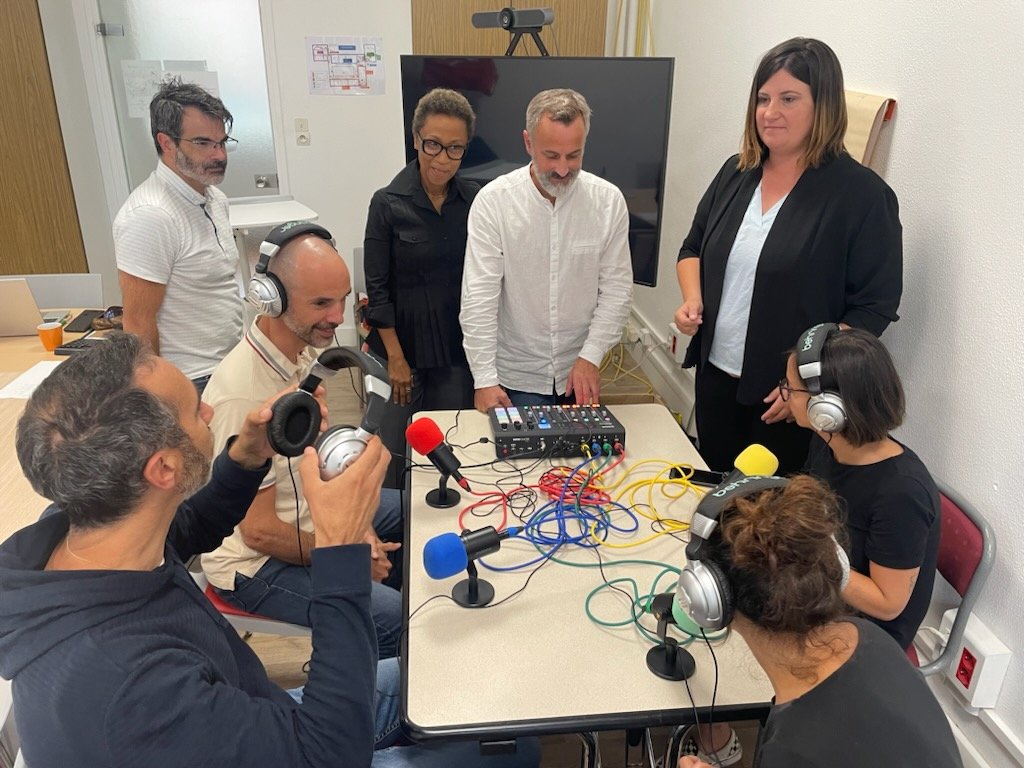 Présentation de la webradio aux Conseillers Pédagogiques Départementaux de la DSDEN88. L'occasion d'envisager son utilisation dans de prochains événements portés par chacun. 
<a href="/Dsden88/">DSDEN des Vosges</a> <a href="/dane_nancy_metz/">DRANE Nancy-Metz</a> <a href="/ERUN88Vosges/">Erun88</a>  #webradio #formation