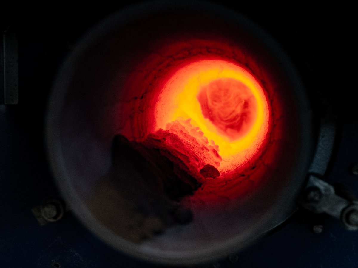 Unser #PaperdesMonats (Themenfeld #Umwelt) erläutert, wie sich wertvolle Stoffe aus #Elektroofenstaub, der beim Schmelzen von Stahl abfällt, wiederverwerten lassen: Durch das Zugeben von #Eisenchloridlösung, einem Abfallprodukt der #Titandioxidproduktion. bam.de/Content/DE/Pap…