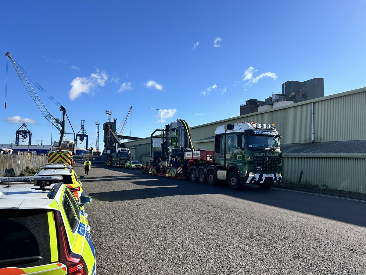 LincsPoliceOps's tweet image. #RPU escorting #AbLoad from Immingham to Brough on the A46 this morning. Route takes us through Caistor, A631, A15 and then A46 to Brough
