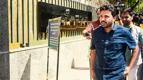 DDNewslive's tweet image. #ExcisePolicyCase | Delhi's Rouse Avenue Court grants bail to AAP leader Durgesh Pathak and others on furnishing a bail bond of Rs 1 lakh.  

He had appeared on summons issued by the Rouse Avenue court.  

CM #ArvindKejriwal and other accused in custody were produced through