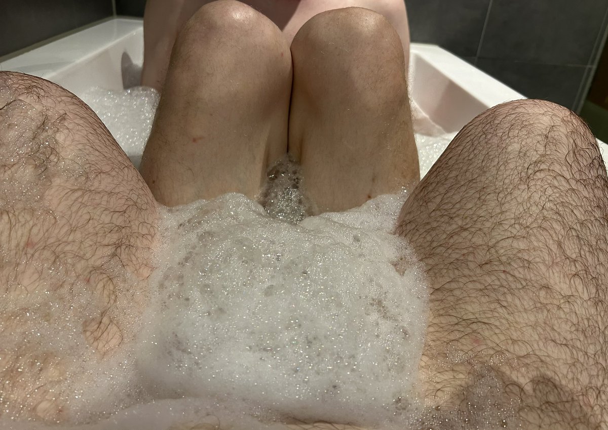 Oehrk's tweet photo. Ja, die bubbles Badewanne ist groß genug für zwei… #vacation #hubbies #CoupleGoals https://t.co/01kED8iJOY