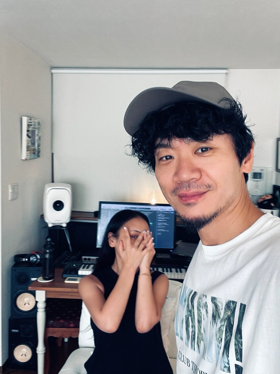 masayawada's tweet photo. 今日はアイリ @AILIMUSIC と曲作り。「メイクしてないから手フィルターしていい」やって。笑

今日の夜はポップコーン作ってアメリカ大統領選の討論会を通しで見たい！笑 https://t.co/AetnMFlCh9